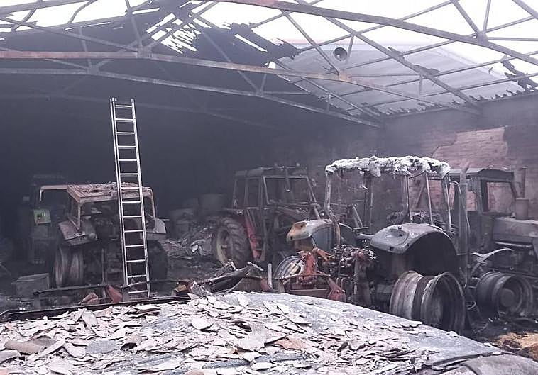 El fuego devora cinco tractores y dos vehículos en una nave de Nogales de Pisuerga